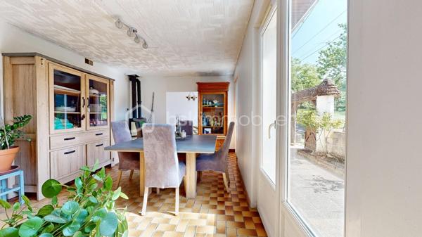 Découvrez cette charmante maison de plus de 113M² nichée dans un cadre paisible et verdoyant.
Erigée en 1972 cette demeure non mitoyenne présente une harmonie parfaite entre le charme rustique et le confort moderne.
Sur une parcelle de 13860M², bien exposée, et avec des dépendances, venez la découvrir! une visite s'impose!!!
Bien atypique 
panneaux solaires ......