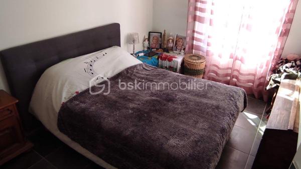 Découvrez cette charmante maison de plus de 113M² nichée dans un cadre paisible et verdoyant.
Erigée en 1972 cette demeure non mitoyenne présente une harmonie parfaite entre le charme rustique et le confort moderne.
Sur une parcelle de 13860M², bien exposée, et avec des dépendances, venez la découvrir! une visite s'impose!!!
Bien atypique 
panneaux solaires ......