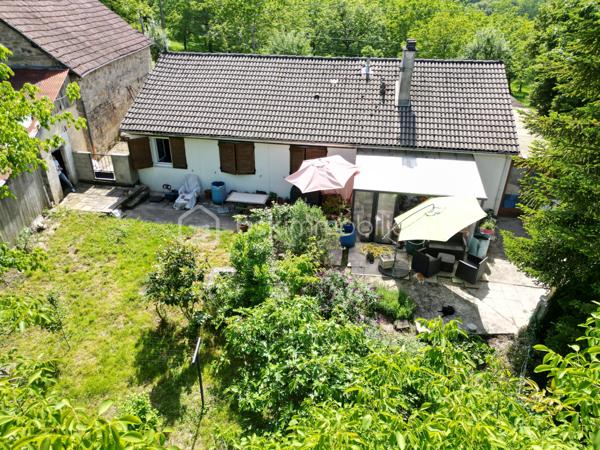 Découvrez cette charmante maison de plus de 113M² nichée dans un cadre paisible et verdoyant.
Erigée en 1972 cette demeure non mitoyenne présente une harmonie parfaite entre le charme rustique et le confort moderne.
Sur une parcelle de 13860M², bien exposée, et avec des dépendances, venez la découvrir! une visite s'impose!!!
Bien atypique 
panneaux solaires ......