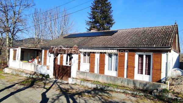 Découvrez cette charmante maison de plus de 113M² nichée dans un cadre paisible et verdoyant.
Erigée en 1972 cette demeure non mitoyenne présente une harmonie parfaite entre le charme rustique et le confort moderne.
Sur une parcelle de 13860M², bien exposée, et avec des dépendances, venez la découvrir! une visite s'impose!!!
Bien atypique 
panneaux solaires ......