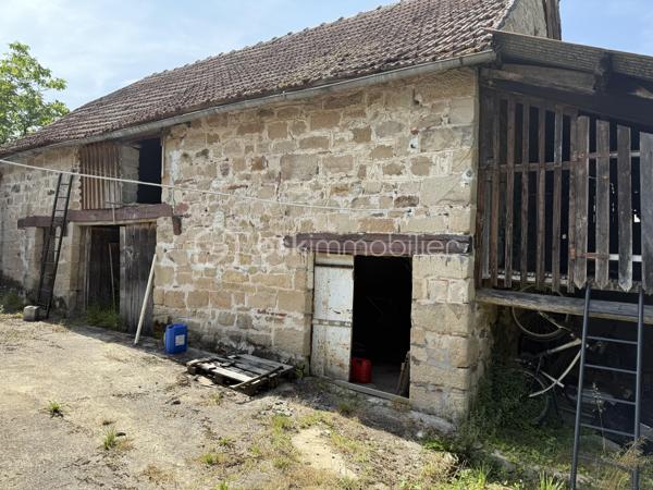 Découvrez cette charmante maison de plus de 113M² nichée dans un cadre paisible et verdoyant.
Erigée en 1972 cette demeure non mitoyenne présente une harmonie parfaite entre le charme rustique et le confort moderne.
Sur une parcelle de 13860M², bien exposée, et avec des dépendances, venez la découvrir! une visite s'impose!!!
Bien atypique 
panneaux solaires ......