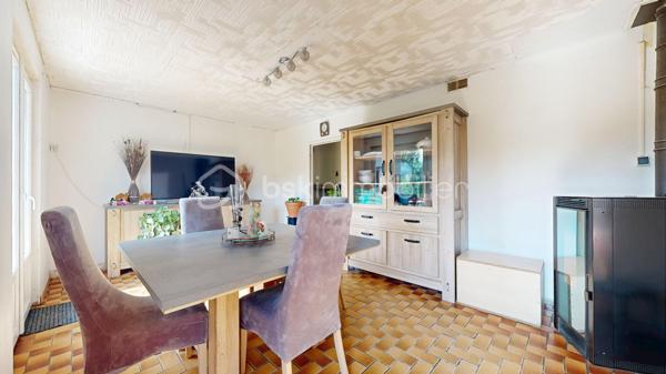 Découvrez cette charmante maison de plus de 113M² nichée dans un cadre paisible et verdoyant.
Erigée en 1972 cette demeure non mitoyenne présente une harmonie parfaite entre le charme rustique et le confort moderne.
Sur une parcelle de 13860M², bien exposée, et avec des dépendances, venez la découvrir! une visite s'impose!!!
Bien atypique 
panneaux solaires ......