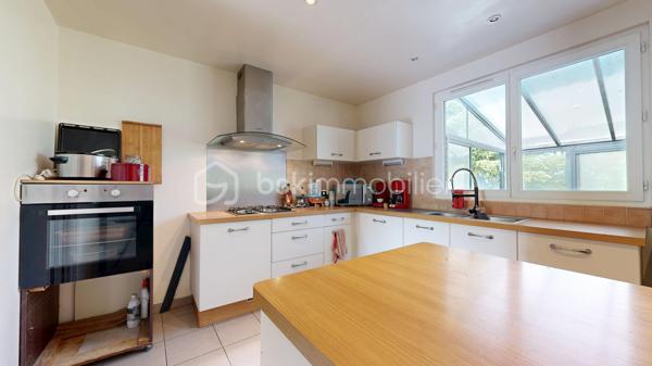 Découvrez cette charmante maison de plus de 113M² nichée dans un cadre paisible et verdoyant.
Erigée en 1972 cette demeure non mitoyenne présente une harmonie parfaite entre le charme rustique et le confort moderne.
Sur une parcelle de 13860M², bien exposée, et avec des dépendances, venez la découvrir! une visite s'impose!!!
Bien atypique 
panneaux solaires ......