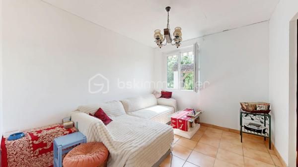 Découvrez cette charmante maison de plus de 113M² nichée dans un cadre paisible et verdoyant.
Erigée en 1972 cette demeure non mitoyenne présente une harmonie parfaite entre le charme rustique et le confort moderne.
Sur une parcelle de 13860M², bien exposée, et avec des dépendances, venez la découvrir! une visite s'impose!!!
Bien atypique 
panneaux solaires ......