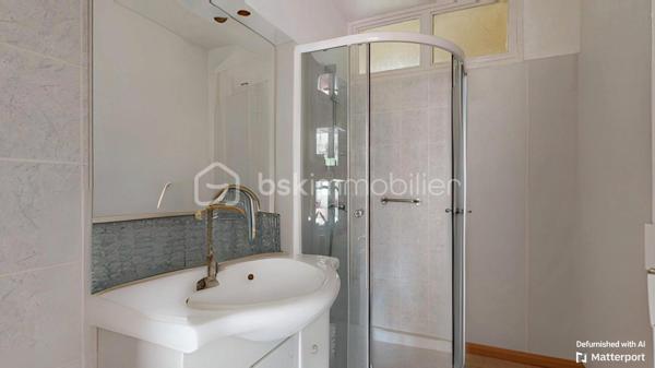 Découvrez cette charmante maison de plus de 113M² nichée dans un cadre paisible et verdoyant.
Erigée en 1972 cette demeure non mitoyenne présente une harmonie parfaite entre le charme rustique et le confort moderne.
Sur une parcelle de 13860M², bien exposée, et avec des dépendances, venez la découvrir! une visite s'impose!!!
Bien atypique 
panneaux solaires ......