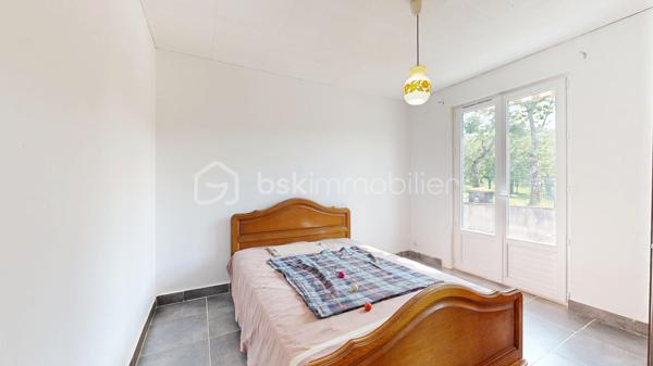 Découvrez cette charmante maison de plus de 113M² nichée dans un cadre paisible et verdoyant.
Erigée en 1972 cette demeure non mitoyenne présente une harmonie parfaite entre le charme rustique et le confort moderne.
Sur une parcelle de 13860M², bien exposée, et avec des dépendances, venez la découvrir! une visite s'impose!!!
Bien atypique 
panneaux solaires ......