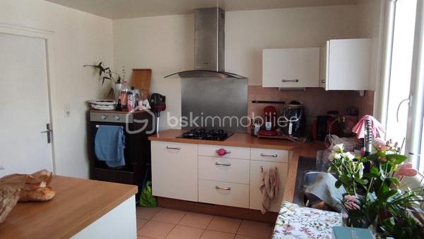 Découvrez cette charmante maison de plus de 113M² nichée dans un cadre paisible et verdoyant.
Erigée en 1972 cette demeure non mitoyenne présente une harmonie parfaite entre le charme rustique et le confort moderne.
Sur une parcelle de 13860M², bien exposée, et avec des dépendances, venez la découvrir! une visite s'impose!!!
Bien atypique 
panneaux solaires ......