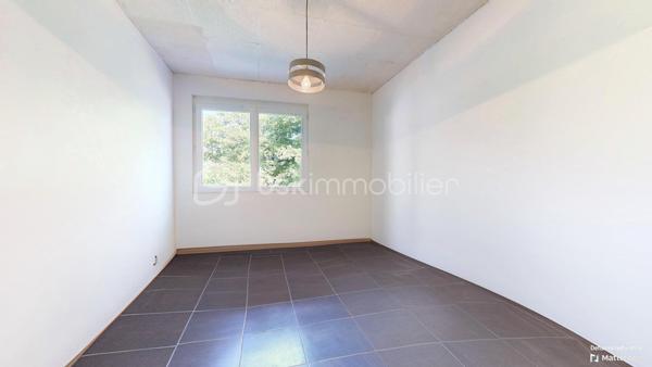 Découvrez cette charmante maison de plus de 113M² nichée dans un cadre paisible et verdoyant.
Erigée en 1972 cette demeure non mitoyenne présente une harmonie parfaite entre le charme rustique et le confort moderne.
Sur une parcelle de 13860M², bien exposée, et avec des dépendances, venez la découvrir! une visite s'impose!!!
Bien atypique 
panneaux solaires ......