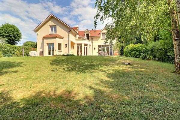 L'ETANG LA VILLE - Maison de 2000, d'environ 280m² sur 1000m² de terrain.