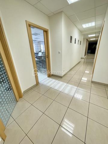 Local d activites de 316 m²