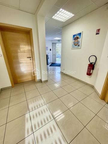 Local d activites de 316 m²