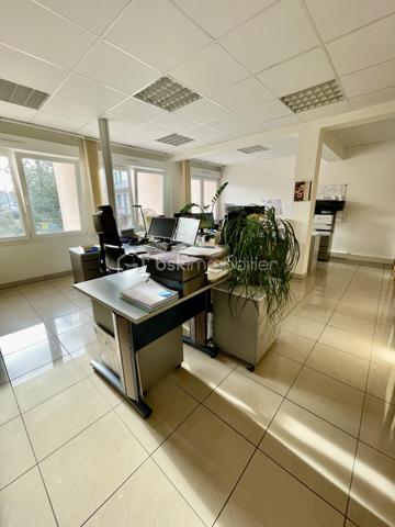 Local d activites de 316 m²