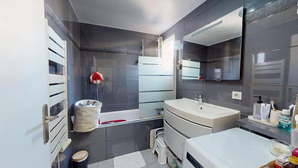 Location                                                      Appartement
                        
                     3 pièces                      60 m2                     à Vitry-sur-Seine
