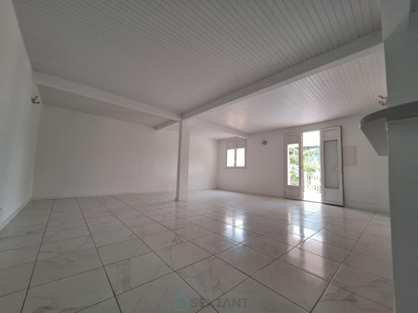 Immeuble de rapport idéalement situé au centre proche de tous les centres d'interêts pour les enfants et les parents.