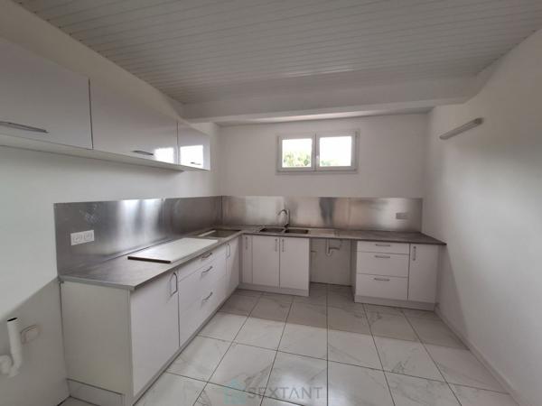 Immeuble de rapport idéalement situé au centre proche de tous les centres d'interêts pour les enfants et les parents.