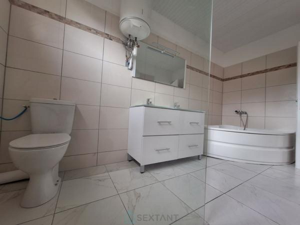 Immeuble de rapport idéalement situé au centre proche de tous les centres d'interêts pour les enfants et les parents.