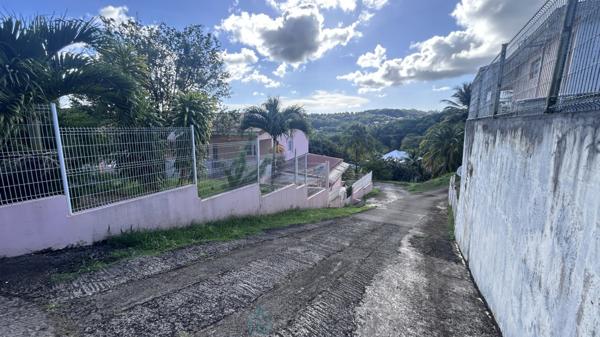 Immeuble de rapport idéalement situé au centre proche de tous les centres d'interêts pour les enfants et les parents.