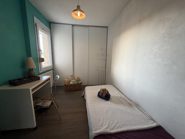 BEL APPARTEMENT TRAVERSANT D'ENVIRON 100 M2 AVEC TERRASSE, JARDIN PRIVATIF ET GARAGE
