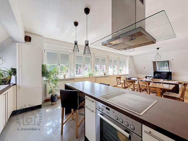 Au cœur d'une petite copropriété bien entretenue et à faibles charges, découvrez ce superbe duplex impeccable, baigné de lumière. Idéalement situé à Saverne, à proximité de la gare, des axes autoroutiers et des commodités, il allie le confort du moderne à de magnifiques volumes.

Les atouts du bien :
 Espace de vie lumineux : Une grande pièce de vie baignée de lumière naturelle, parfaite pour recevoir, complétée par une cuisine ouverte entièrement équipée et fonctionnelle, en état irréprochable.
 Rez-de-chaussée complet : Une belle et grande chambre parentale au rez-de-chaussée, ainsi qu’une salle d'eau moderne et fonctionnelle.
 Étage & Espaces modulables : Un grand palier équipé d'un placard toute hauteur, desservant deux chambres confortables, ainsi qu'une mezzanine supplémentaire (actuellement espace de stockage, pouvant faire office de coin lecture, bureau ou chambre d'enfant).
 Extérieur & Annexes exceptionnels : Profitez d'un agréable espace jardin pour vos soirées d'été. 
Le bien dispose également de deux places de parking privatives et de deux grands garages.
Les + qui font la différence :
 Excellent DPE (très bonne performance énergétique).
 Petite copropriété bien entretenue et à faibles charges.
 Emplacement stratégique : Gare et autoroute à 5min