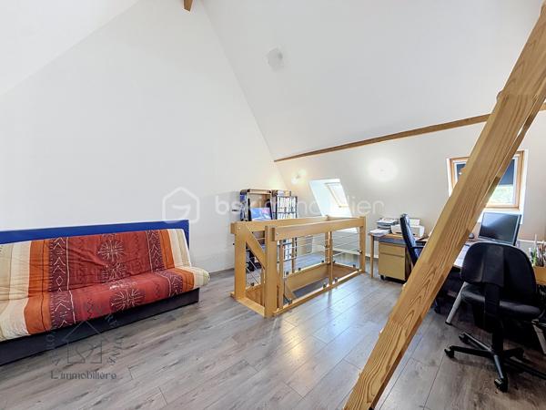 Au cœur d'une petite copropriété bien entretenue et à faibles charges, découvrez ce superbe duplex impeccable, baigné de lumière. Idéalement situé à Saverne, à proximité de la gare, des axes autoroutiers et des commodités, il allie le confort du moderne à de magnifiques volumes.

Les atouts du bien :
 Espace de vie lumineux : Une grande pièce de vie baignée de lumière naturelle, parfaite pour recevoir, complétée par une cuisine ouverte entièrement équipée et fonctionnelle, en état irréprochable.
 Rez-de-chaussée complet : Une belle et grande chambre parentale au rez-de-chaussée, ainsi qu’une salle d'eau moderne et fonctionnelle.
 Étage & Espaces modulables : Un grand palier équipé d'un placard toute hauteur, desservant deux chambres confortables, ainsi qu'une mezzanine supplémentaire (actuellement espace de stockage, pouvant faire office de coin lecture, bureau ou chambre d'enfant).
 Extérieur & Annexes exceptionnels : Profitez d'un agréable espace jardin pour vos soirées d'été. 
Le bien dispose également de deux places de parking privatives et de deux grands garages.
Les + qui font la différence :
 Excellent DPE (très bonne performance énergétique).
 Petite copropriété bien entretenue et à faibles charges.
 Emplacement stratégique : Gare et autoroute à 5min