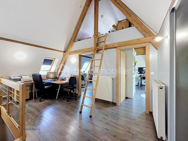 Au cœur d'une petite copropriété bien entretenue et à faibles charges, découvrez ce superbe duplex impeccable, baigné de lumière. Idéalement situé à Saverne, à proximité de la gare, des axes autoroutiers et des commodités, il allie le confort du moderne à de magnifiques volumes.

Les atouts du bien :
 Espace de vie lumineux : Une grande pièce de vie baignée de lumière naturelle, parfaite pour recevoir, complétée par une cuisine ouverte entièrement équipée et fonctionnelle, en état irréprochable.
 Rez-de-chaussée complet : Une belle et grande chambre parentale au rez-de-chaussée, ainsi qu’une salle d'eau moderne et fonctionnelle.
 Étage & Espaces modulables : Un grand palier équipé d'un placard toute hauteur, desservant deux chambres confortables, ainsi qu'une mezzanine supplémentaire (actuellement espace de stockage, pouvant faire office de coin lecture, bureau ou chambre d'enfant).
 Extérieur & Annexes exceptionnels : Profitez d'un agréable espace jardin pour vos soirées d'été. 
Le bien dispose également de deux places de parking privatives et de deux grands garages.
Les + qui font la différence :
 Excellent DPE (très bonne performance énergétique).
 Petite copropriété bien entretenue et à faibles charges.
 Emplacement stratégique : Gare et autoroute à 5min