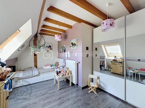 Au cœur d'une petite copropriété bien entretenue et à faibles charges, découvrez ce superbe duplex impeccable, baigné de lumière. Idéalement situé à Saverne, à proximité de la gare, des axes autoroutiers et des commodités, il allie le confort du moderne à de magnifiques volumes.

Les atouts du bien :
 Espace de vie lumineux : Une grande pièce de vie baignée de lumière naturelle, parfaite pour recevoir, complétée par une cuisine ouverte entièrement équipée et fonctionnelle, en état irréprochable.
 Rez-de-chaussée complet : Une belle et grande chambre parentale au rez-de-chaussée, ainsi qu’une salle d'eau moderne et fonctionnelle.
 Étage & Espaces modulables : Un grand palier équipé d'un placard toute hauteur, desservant deux chambres confortables, ainsi qu'une mezzanine supplémentaire (actuellement espace de stockage, pouvant faire office de coin lecture, bureau ou chambre d'enfant).
 Extérieur & Annexes exceptionnels : Profitez d'un agréable espace jardin pour vos soirées d'été. 
Le bien dispose également de deux places de parking privatives et de deux grands garages.
Les + qui font la différence :
 Excellent DPE (très bonne performance énergétique).
 Petite copropriété bien entretenue et à faibles charges.
 Emplacement stratégique : Gare et autoroute à 5min