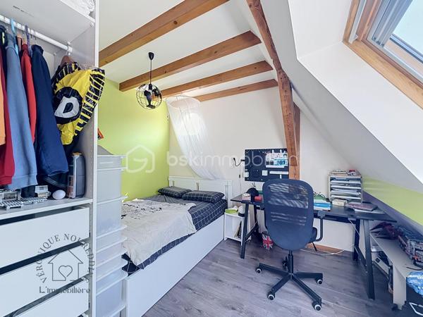 Au cœur d'une petite copropriété bien entretenue et à faibles charges, découvrez ce superbe duplex impeccable, baigné de lumière. Idéalement situé à Saverne, à proximité de la gare, des axes autoroutiers et des commodités, il allie le confort du moderne à de magnifiques volumes.

Les atouts du bien :
 Espace de vie lumineux : Une grande pièce de vie baignée de lumière naturelle, parfaite pour recevoir, complétée par une cuisine ouverte entièrement équipée et fonctionnelle, en état irréprochable.
 Rez-de-chaussée complet : Une belle et grande chambre parentale au rez-de-chaussée, ainsi qu’une salle d'eau moderne et fonctionnelle.
 Étage & Espaces modulables : Un grand palier équipé d'un placard toute hauteur, desservant deux chambres confortables, ainsi qu'une mezzanine supplémentaire (actuellement espace de stockage, pouvant faire office de coin lecture, bureau ou chambre d'enfant).
 Extérieur & Annexes exceptionnels : Profitez d'un agréable espace jardin pour vos soirées d'été. 
Le bien dispose également de deux places de parking privatives et de deux grands garages.
Les + qui font la différence :
 Excellent DPE (très bonne performance énergétique).
 Petite copropriété bien entretenue et à faibles charges.
 Emplacement stratégique : Gare et autoroute à 5min