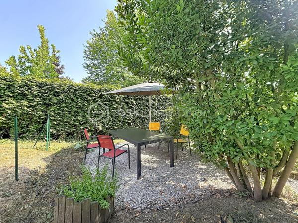 Au cœur d'une petite copropriété bien entretenue et à faibles charges, découvrez ce superbe duplex impeccable, baigné de lumière. Idéalement situé à Saverne, à proximité de la gare, des axes autoroutiers et des commodités, il allie le confort du moderne à de magnifiques volumes.

Les atouts du bien :
 Espace de vie lumineux : Une grande pièce de vie baignée de lumière naturelle, parfaite pour recevoir, complétée par une cuisine ouverte entièrement équipée et fonctionnelle, en état irréprochable.
 Rez-de-chaussée complet : Une belle et grande chambre parentale au rez-de-chaussée, ainsi qu’une salle d'eau moderne et fonctionnelle.
 Étage & Espaces modulables : Un grand palier équipé d'un placard toute hauteur, desservant deux chambres confortables, ainsi qu'une mezzanine supplémentaire (actuellement espace de stockage, pouvant faire office de coin lecture, bureau ou chambre d'enfant).
 Extérieur & Annexes exceptionnels : Profitez d'un agréable espace jardin pour vos soirées d'été. 
Le bien dispose également de deux places de parking privatives et de deux grands garages.
Les + qui font la différence :
 Excellent DPE (très bonne performance énergétique).
 Petite copropriété bien entretenue et à faibles charges.
 Emplacement stratégique : Gare et autoroute à 5min