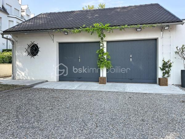 Au cœur d'une petite copropriété bien entretenue et à faibles charges, découvrez ce superbe duplex impeccable, baigné de lumière. Idéalement situé à Saverne, à proximité de la gare, des axes autoroutiers et des commodités, il allie le confort du moderne à de magnifiques volumes.

Les atouts du bien :
 Espace de vie lumineux : Une grande pièce de vie baignée de lumière naturelle, parfaite pour recevoir, complétée par une cuisine ouverte entièrement équipée et fonctionnelle, en état irréprochable.
 Rez-de-chaussée complet : Une belle et grande chambre parentale au rez-de-chaussée, ainsi qu’une salle d'eau moderne et fonctionnelle.
 Étage & Espaces modulables : Un grand palier équipé d'un placard toute hauteur, desservant deux chambres confortables, ainsi qu'une mezzanine supplémentaire (actuellement espace de stockage, pouvant faire office de coin lecture, bureau ou chambre d'enfant).
 Extérieur & Annexes exceptionnels : Profitez d'un agréable espace jardin pour vos soirées d'été. 
Le bien dispose également de deux places de parking privatives et de deux grands garages.
Les + qui font la différence :
 Excellent DPE (très bonne performance énergétique).
 Petite copropriété bien entretenue et à faibles charges.
 Emplacement stratégique : Gare et autoroute à 5min