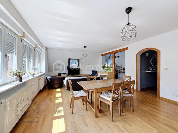 Au cœur d'une petite copropriété bien entretenue et à faibles charges, découvrez ce superbe duplex impeccable, baigné de lumière. Idéalement situé à Saverne, à proximité de la gare, des axes autoroutiers et des commodités, il allie le confort du moderne à de magnifiques volumes.

Les atouts du bien :
 Espace de vie lumineux : Une grande pièce de vie baignée de lumière naturelle, parfaite pour recevoir, complétée par une cuisine ouverte entièrement équipée et fonctionnelle, en état irréprochable.
 Rez-de-chaussée complet : Une belle et grande chambre parentale au rez-de-chaussée, ainsi qu’une salle d'eau moderne et fonctionnelle.
 Étage & Espaces modulables : Un grand palier équipé d'un placard toute hauteur, desservant deux chambres confortables, ainsi qu'une mezzanine supplémentaire (actuellement espace de stockage, pouvant faire office de coin lecture, bureau ou chambre d'enfant).
 Extérieur & Annexes exceptionnels : Profitez d'un agréable espace jardin pour vos soirées d'été. 
Le bien dispose également de deux places de parking privatives et de deux grands garages.
Les + qui font la différence :
 Excellent DPE (très bonne performance énergétique).
 Petite copropriété bien entretenue et à faibles charges.
 Emplacement stratégique : Gare et autoroute à 5min