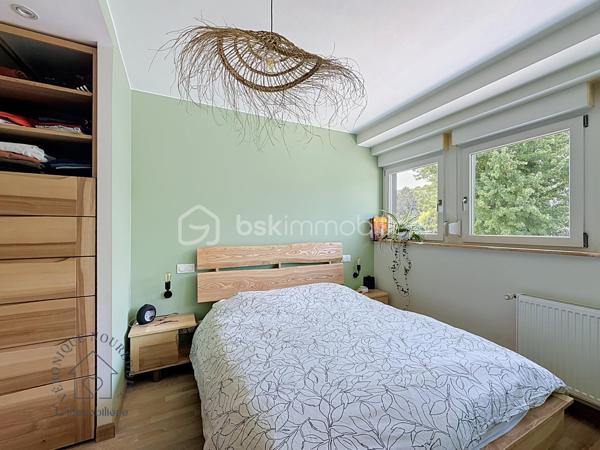Au cœur d'une petite copropriété bien entretenue et à faibles charges, découvrez ce superbe duplex impeccable, baigné de lumière. Idéalement situé à Saverne, à proximité de la gare, des axes autoroutiers et des commodités, il allie le confort du moderne à de magnifiques volumes.

Les atouts du bien :
 Espace de vie lumineux : Une grande pièce de vie baignée de lumière naturelle, parfaite pour recevoir, complétée par une cuisine ouverte entièrement équipée et fonctionnelle, en état irréprochable.
 Rez-de-chaussée complet : Une belle et grande chambre parentale au rez-de-chaussée, ainsi qu’une salle d'eau moderne et fonctionnelle.
 Étage & Espaces modulables : Un grand palier équipé d'un placard toute hauteur, desservant deux chambres confortables, ainsi qu'une mezzanine supplémentaire (actuellement espace de stockage, pouvant faire office de coin lecture, bureau ou chambre d'enfant).
 Extérieur & Annexes exceptionnels : Profitez d'un agréable espace jardin pour vos soirées d'été. 
Le bien dispose également de deux places de parking privatives et de deux grands garages.
Les + qui font la différence :
 Excellent DPE (très bonne performance énergétique).
 Petite copropriété bien entretenue et à faibles charges.
 Emplacement stratégique : Gare et autoroute à 5min
