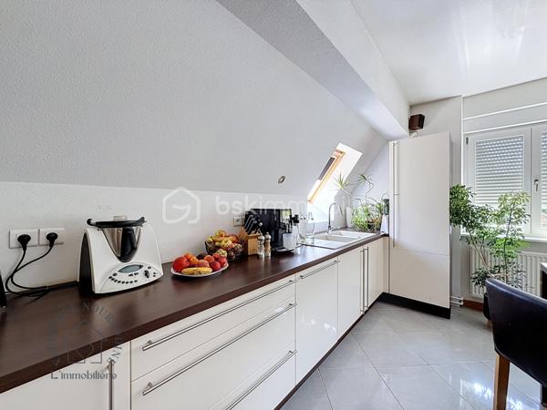 Au cœur d'une petite copropriété bien entretenue et à faibles charges, découvrez ce superbe duplex impeccable, baigné de lumière. Idéalement situé à Saverne, à proximité de la gare, des axes autoroutiers et des commodités, il allie le confort du moderne à de magnifiques volumes.

Les atouts du bien :
 Espace de vie lumineux : Une grande pièce de vie baignée de lumière naturelle, parfaite pour recevoir, complétée par une cuisine ouverte entièrement équipée et fonctionnelle, en état irréprochable.
 Rez-de-chaussée complet : Une belle et grande chambre parentale au rez-de-chaussée, ainsi qu’une salle d'eau moderne et fonctionnelle.
 Étage & Espaces modulables : Un grand palier équipé d'un placard toute hauteur, desservant deux chambres confortables, ainsi qu'une mezzanine supplémentaire (actuellement espace de stockage, pouvant faire office de coin lecture, bureau ou chambre d'enfant).
 Extérieur & Annexes exceptionnels : Profitez d'un agréable espace jardin pour vos soirées d'été. 
Le bien dispose également de deux places de parking privatives et de deux grands garages.
Les + qui font la différence :
 Excellent DPE (très bonne performance énergétique).
 Petite copropriété bien entretenue et à faibles charges.
 Emplacement stratégique : Gare et autoroute à 5min