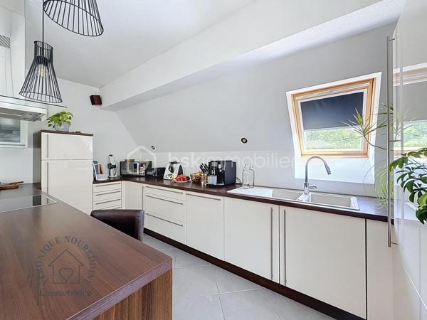 Au cœur d'une petite copropriété bien entretenue et à faibles charges, découvrez ce superbe duplex impeccable, baigné de lumière. Idéalement situé à Saverne, à proximité de la gare, des axes autoroutiers et des commodités, il allie le confort du moderne à de magnifiques volumes.

Les atouts du bien :
 Espace de vie lumineux : Une grande pièce de vie baignée de lumière naturelle, parfaite pour recevoir, complétée par une cuisine ouverte entièrement équipée et fonctionnelle, en état irréprochable.
 Rez-de-chaussée complet : Une belle et grande chambre parentale au rez-de-chaussée, ainsi qu’une salle d'eau moderne et fonctionnelle.
 Étage & Espaces modulables : Un grand palier équipé d'un placard toute hauteur, desservant deux chambres confortables, ainsi qu'une mezzanine supplémentaire (actuellement espace de stockage, pouvant faire office de coin lecture, bureau ou chambre d'enfant).
 Extérieur & Annexes exceptionnels : Profitez d'un agréable espace jardin pour vos soirées d'été. 
Le bien dispose également de deux places de parking privatives et de deux grands garages.
Les + qui font la différence :
 Excellent DPE (très bonne performance énergétique).
 Petite copropriété bien entretenue et à faibles charges.
 Emplacement stratégique : Gare et autoroute à 5min
