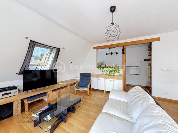 Au cœur d'une petite copropriété bien entretenue et à faibles charges, découvrez ce superbe duplex impeccable, baigné de lumière. Idéalement situé à Saverne, à proximité de la gare, des axes autoroutiers et des commodités, il allie le confort du moderne à de magnifiques volumes.

Les atouts du bien :
 Espace de vie lumineux : Une grande pièce de vie baignée de lumière naturelle, parfaite pour recevoir, complétée par une cuisine ouverte entièrement équipée et fonctionnelle, en état irréprochable.
 Rez-de-chaussée complet : Une belle et grande chambre parentale au rez-de-chaussée, ainsi qu’une salle d'eau moderne et fonctionnelle.
 Étage & Espaces modulables : Un grand palier équipé d'un placard toute hauteur, desservant deux chambres confortables, ainsi qu'une mezzanine supplémentaire (actuellement espace de stockage, pouvant faire office de coin lecture, bureau ou chambre d'enfant).
 Extérieur & Annexes exceptionnels : Profitez d'un agréable espace jardin pour vos soirées d'été. 
Le bien dispose également de deux places de parking privatives et de deux grands garages.
Les + qui font la différence :
 Excellent DPE (très bonne performance énergétique).
 Petite copropriété bien entretenue et à faibles charges.
 Emplacement stratégique : Gare et autoroute à 5min