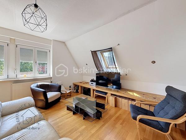 Au cœur d'une petite copropriété bien entretenue et à faibles charges, découvrez ce superbe duplex impeccable, baigné de lumière. Idéalement situé à Saverne, à proximité de la gare, des axes autoroutiers et des commodités, il allie le confort du moderne à de magnifiques volumes.

Les atouts du bien :
 Espace de vie lumineux : Une grande pièce de vie baignée de lumière naturelle, parfaite pour recevoir, complétée par une cuisine ouverte entièrement équipée et fonctionnelle, en état irréprochable.
 Rez-de-chaussée complet : Une belle et grande chambre parentale au rez-de-chaussée, ainsi qu’une salle d'eau moderne et fonctionnelle.
 Étage & Espaces modulables : Un grand palier équipé d'un placard toute hauteur, desservant deux chambres confortables, ainsi qu'une mezzanine supplémentaire (actuellement espace de stockage, pouvant faire office de coin lecture, bureau ou chambre d'enfant).
 Extérieur & Annexes exceptionnels : Profitez d'un agréable espace jardin pour vos soirées d'été. 
Le bien dispose également de deux places de parking privatives et de deux grands garages.
Les + qui font la différence :
 Excellent DPE (très bonne performance énergétique).
 Petite copropriété bien entretenue et à faibles charges.
 Emplacement stratégique : Gare et autoroute à 5min