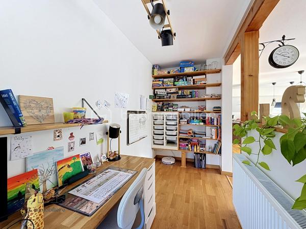 Au cœur d'une petite copropriété bien entretenue et à faibles charges, découvrez ce superbe duplex impeccable, baigné de lumière. Idéalement situé à Saverne, à proximité de la gare, des axes autoroutiers et des commodités, il allie le confort du moderne à de magnifiques volumes.

Les atouts du bien :
 Espace de vie lumineux : Une grande pièce de vie baignée de lumière naturelle, parfaite pour recevoir, complétée par une cuisine ouverte entièrement équipée et fonctionnelle, en état irréprochable.
 Rez-de-chaussée complet : Une belle et grande chambre parentale au rez-de-chaussée, ainsi qu’une salle d'eau moderne et fonctionnelle.
 Étage & Espaces modulables : Un grand palier équipé d'un placard toute hauteur, desservant deux chambres confortables, ainsi qu'une mezzanine supplémentaire (actuellement espace de stockage, pouvant faire office de coin lecture, bureau ou chambre d'enfant).
 Extérieur & Annexes exceptionnels : Profitez d'un agréable espace jardin pour vos soirées d'été. 
Le bien dispose également de deux places de parking privatives et de deux grands garages.
Les + qui font la différence :
 Excellent DPE (très bonne performance énergétique).
 Petite copropriété bien entretenue et à faibles charges.
 Emplacement stratégique : Gare et autoroute à 5min