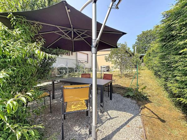 Au cœur d'une petite copropriété bien entretenue et à faibles charges, découvrez ce superbe duplex impeccable, baigné de lumière. Idéalement situé à Saverne, à proximité de la gare, des axes autoroutiers et des commodités, il allie le confort du moderne à de magnifiques volumes.

Les atouts du bien :
 Espace de vie lumineux : Une grande pièce de vie baignée de lumière naturelle, parfaite pour recevoir, complétée par une cuisine ouverte entièrement équipée et fonctionnelle, en état irréprochable.
 Rez-de-chaussée complet : Une belle et grande chambre parentale au rez-de-chaussée, ainsi qu’une salle d'eau moderne et fonctionnelle.
 Étage & Espaces modulables : Un grand palier équipé d'un placard toute hauteur, desservant deux chambres confortables, ainsi qu'une mezzanine supplémentaire (actuellement espace de stockage, pouvant faire office de coin lecture, bureau ou chambre d'enfant).
 Extérieur & Annexes exceptionnels : Profitez d'un agréable espace jardin pour vos soirées d'été. 
Le bien dispose également de deux places de parking privatives et de deux grands garages.
Les + qui font la différence :
 Excellent DPE (très bonne performance énergétique).
 Petite copropriété bien entretenue et à faibles charges.
 Emplacement stratégique : Gare et autoroute à 5min