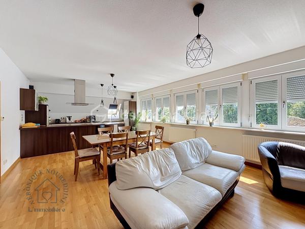 Au cœur d'une petite copropriété bien entretenue et à faibles charges, découvrez ce superbe duplex impeccable, baigné de lumière. Idéalement situé à Saverne, à proximité de la gare, des axes autoroutiers et des commodités, il allie le confort du moderne à de magnifiques volumes.

Les atouts du bien :
 Espace de vie lumineux : Une grande pièce de vie baignée de lumière naturelle, parfaite pour recevoir, complétée par une cuisine ouverte entièrement équipée et fonctionnelle, en état irréprochable.
 Rez-de-chaussée complet : Une belle et grande chambre parentale au rez-de-chaussée, ainsi qu’une salle d'eau moderne et fonctionnelle.
 Étage & Espaces modulables : Un grand palier équipé d'un placard toute hauteur, desservant deux chambres confortables, ainsi qu'une mezzanine supplémentaire (actuellement espace de stockage, pouvant faire office de coin lecture, bureau ou chambre d'enfant).
 Extérieur & Annexes exceptionnels : Profitez d'un agréable espace jardin pour vos soirées d'été. 
Le bien dispose également de deux places de parking privatives et de deux grands garages.
Les + qui font la différence :
 Excellent DPE (très bonne performance énergétique).
 Petite copropriété bien entretenue et à faibles charges.
 Emplacement stratégique : Gare et autoroute à 5min