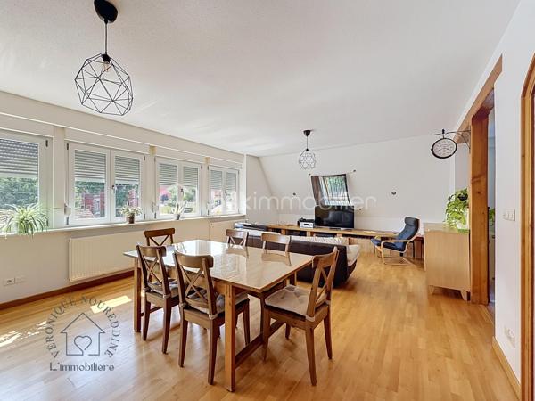 Au cœur d'une petite copropriété bien entretenue et à faibles charges, découvrez ce superbe duplex impeccable, baigné de lumière. Idéalement situé à Saverne, à proximité de la gare, des axes autoroutiers et des commodités, il allie le confort du moderne à de magnifiques volumes.

Les atouts du bien :
 Espace de vie lumineux : Une grande pièce de vie baignée de lumière naturelle, parfaite pour recevoir, complétée par une cuisine ouverte entièrement équipée et fonctionnelle, en état irréprochable.
 Rez-de-chaussée complet : Une belle et grande chambre parentale au rez-de-chaussée, ainsi qu’une salle d'eau moderne et fonctionnelle.
 Étage & Espaces modulables : Un grand palier équipé d'un placard toute hauteur, desservant deux chambres confortables, ainsi qu'une mezzanine supplémentaire (actuellement espace de stockage, pouvant faire office de coin lecture, bureau ou chambre d'enfant).
 Extérieur & Annexes exceptionnels : Profitez d'un agréable espace jardin pour vos soirées d'été. 
Le bien dispose également de deux places de parking privatives et de deux grands garages.
Les + qui font la différence :
 Excellent DPE (très bonne performance énergétique).
 Petite copropriété bien entretenue et à faibles charges.
 Emplacement stratégique : Gare et autoroute à 5min