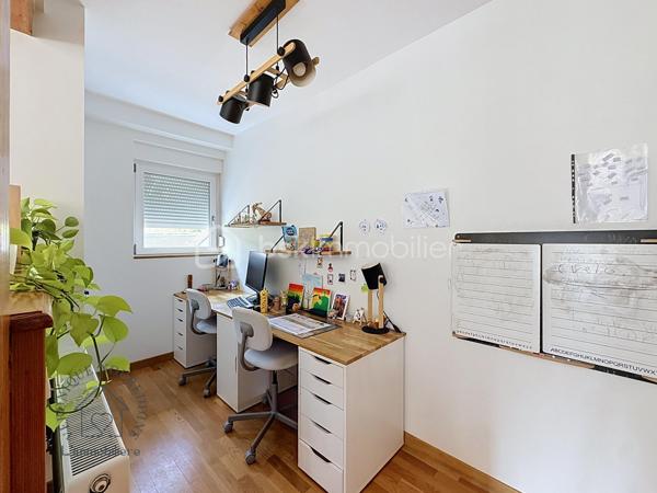 Au cœur d'une petite copropriété bien entretenue et à faibles charges, découvrez ce superbe duplex impeccable, baigné de lumière. Idéalement situé à Saverne, à proximité de la gare, des axes autoroutiers et des commodités, il allie le confort du moderne à de magnifiques volumes.

Les atouts du bien :
 Espace de vie lumineux : Une grande pièce de vie baignée de lumière naturelle, parfaite pour recevoir, complétée par une cuisine ouverte entièrement équipée et fonctionnelle, en état irréprochable.
 Rez-de-chaussée complet : Une belle et grande chambre parentale au rez-de-chaussée, ainsi qu’une salle d'eau moderne et fonctionnelle.
 Étage & Espaces modulables : Un grand palier équipé d'un placard toute hauteur, desservant deux chambres confortables, ainsi qu'une mezzanine supplémentaire (actuellement espace de stockage, pouvant faire office de coin lecture, bureau ou chambre d'enfant).
 Extérieur & Annexes exceptionnels : Profitez d'un agréable espace jardin pour vos soirées d'été. 
Le bien dispose également de deux places de parking privatives et de deux grands garages.
Les + qui font la différence :
 Excellent DPE (très bonne performance énergétique).
 Petite copropriété bien entretenue et à faibles charges.
 Emplacement stratégique : Gare et autoroute à 5min