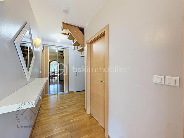 Au cœur d'une petite copropriété bien entretenue et à faibles charges, découvrez ce superbe duplex impeccable, baigné de lumière. Idéalement situé à Saverne, à proximité de la gare, des axes autoroutiers et des commodités, il allie le confort du moderne à de magnifiques volumes.

Les atouts du bien :
 Espace de vie lumineux : Une grande pièce de vie baignée de lumière naturelle, parfaite pour recevoir, complétée par une cuisine ouverte entièrement équipée et fonctionnelle, en état irréprochable.
 Rez-de-chaussée complet : Une belle et grande chambre parentale au rez-de-chaussée, ainsi qu’une salle d'eau moderne et fonctionnelle.
 Étage & Espaces modulables : Un grand palier équipé d'un placard toute hauteur, desservant deux chambres confortables, ainsi qu'une mezzanine supplémentaire (actuellement espace de stockage, pouvant faire office de coin lecture, bureau ou chambre d'enfant).
 Extérieur & Annexes exceptionnels : Profitez d'un agréable espace jardin pour vos soirées d'été. 
Le bien dispose également de deux places de parking privatives et de deux grands garages.
Les + qui font la différence :
 Excellent DPE (très bonne performance énergétique).
 Petite copropriété bien entretenue et à faibles charges.
 Emplacement stratégique : Gare et autoroute à 5min