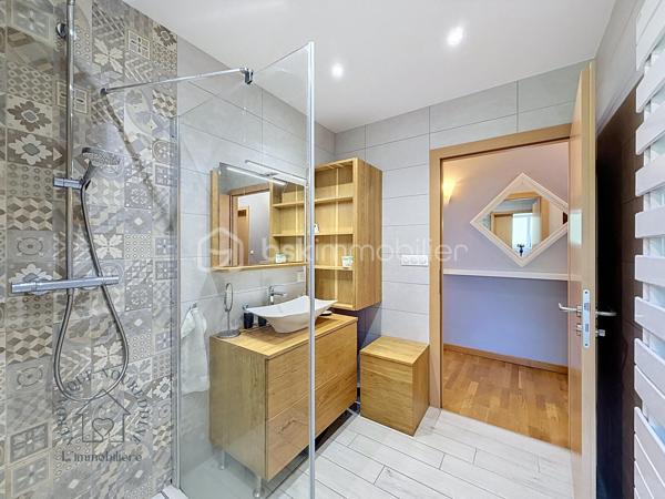 Au cœur d'une petite copropriété bien entretenue et à faibles charges, découvrez ce superbe duplex impeccable, baigné de lumière. Idéalement situé à Saverne, à proximité de la gare, des axes autoroutiers et des commodités, il allie le confort du moderne à de magnifiques volumes.

Les atouts du bien :
 Espace de vie lumineux : Une grande pièce de vie baignée de lumière naturelle, parfaite pour recevoir, complétée par une cuisine ouverte entièrement équipée et fonctionnelle, en état irréprochable.
 Rez-de-chaussée complet : Une belle et grande chambre parentale au rez-de-chaussée, ainsi qu’une salle d'eau moderne et fonctionnelle.
 Étage & Espaces modulables : Un grand palier équipé d'un placard toute hauteur, desservant deux chambres confortables, ainsi qu'une mezzanine supplémentaire (actuellement espace de stockage, pouvant faire office de coin lecture, bureau ou chambre d'enfant).
 Extérieur & Annexes exceptionnels : Profitez d'un agréable espace jardin pour vos soirées d'été. 
Le bien dispose également de deux places de parking privatives et de deux grands garages.
Les + qui font la différence :
 Excellent DPE (très bonne performance énergétique).
 Petite copropriété bien entretenue et à faibles charges.
 Emplacement stratégique : Gare et autoroute à 5min