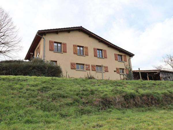 Maison Sauviat 5 pièce(s) 90 m2 environs + garage  et 7000m2 de terrain dont 3000 constructibles