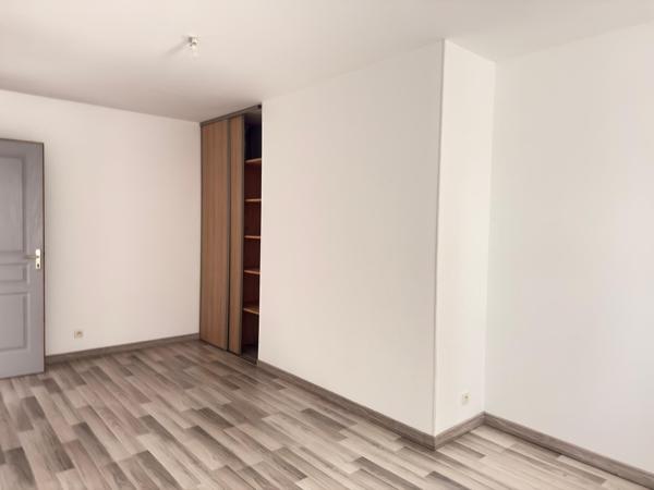 Maison rénové de 77 m2, 2 chambres, garage