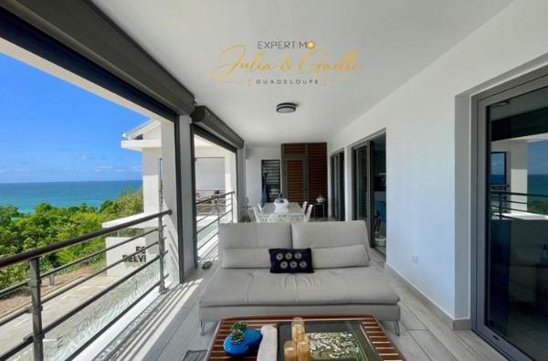 Bas-du-Fort – Un appartement d’exception face à la mer Une adresse privilégiée, une vue spectaculaire et des prestations raffinées.