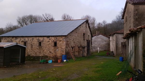 Ancien corps de ferme à rénover sur 13.000m²