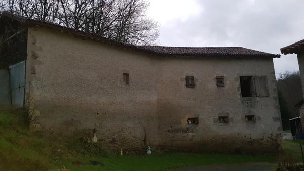 Ancien corps de ferme à rénover sur 13.000m²