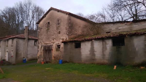 Ancien corps de ferme à rénover sur 13.000m²
