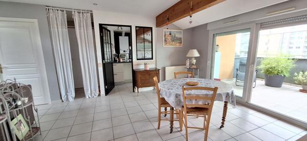 Bourg En Bresse centre, bel appartement récent  3 pièce(s) 76.58 m2 carrez et 92 m2 hors carrez , 2 grandes chambres , terrasse de 15m2