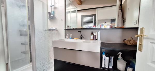 Bourg En Bresse centre, bel appartement récent  3 pièce(s) 76.58 m2 carrez et 92 m2 hors carrez , 2 grandes chambres , terrasse de 15m2